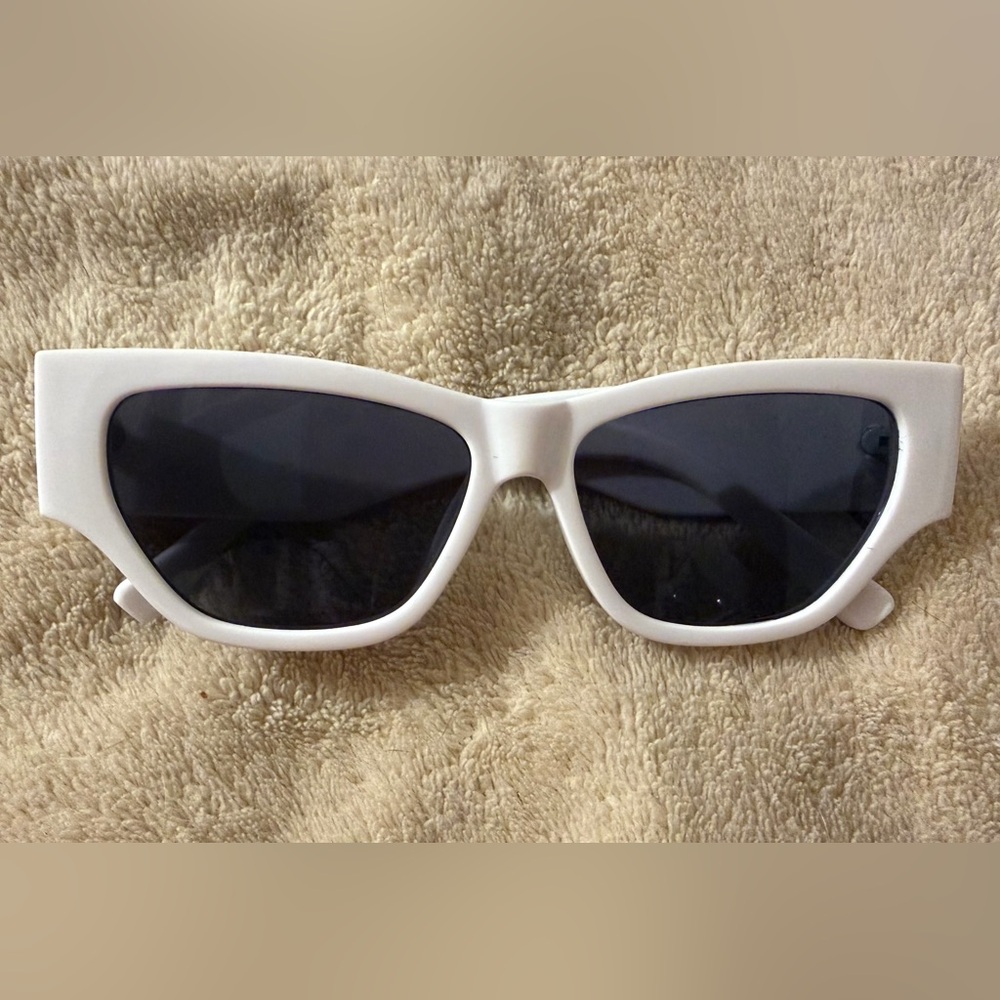 VINTAGE CAT EYE CANDY WHITE
SUNGLASSES WITH V logo